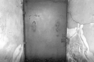 Ligne Maginot - BERGHE SUD (TUNNEL DE) - (Blockhaus pour arme infanterie) - Détail de la porte intérieure avec ses meurtrières pour arme individuelle (coté intérieur)