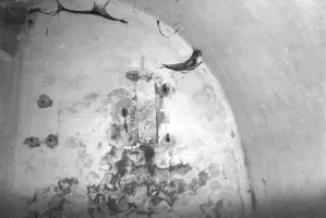Ligne Maginot - BERGHE SUD (TUNNEL DE) - (Blockhaus pour arme infanterie) - Un créneau du blockhaus de l'entrée où l'on apperçoit l'emplacement du volet de protection, et, à sa gauche, l'emplacement d'une lanterne.