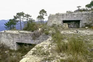 Ligne Maginot - MONT DE L'UBAC - (Position d'artillerie préparée) - Les deux emplacements pour canon