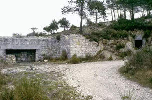 Ligne Maginot - MONT DE L'UBAC - (Position d'artillerie préparée) - La batterie de flanquement du Mont de l'Ubac
L'emplacement droite
