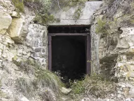 Ligne Maginot - MONT DE L'UBAC - (Position d'artillerie préparée) - Acces au poste des officiers et salle de pansement