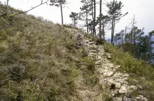 Ligne Maginot - MONT DE L'UBAC - (Position d'artillerie préparée) - Ce qui subsiste du parapet d'infanterie
