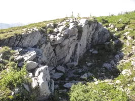Ligne Maginot - GRAND VENTABREN - (Observatoire d'infanterie) - Le sommet du Grand Ventabren a été creusé sur une hauteur d'environ 1,70m ce qui permet d'observer debout dans le vallon de la Maglia ainsi que la zone frontière de la vallée de la Roya