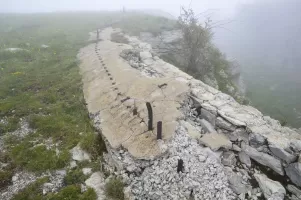Ligne Maginot - LA FORCA (LF) - (Ouvrage d'infanterie) - Ce qui reste de la grille défensive (sciée à raz !) qui ceinturait tout le fort, et qui renforçait le mur de contrescarpe