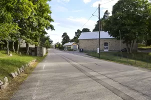 Ligne Maginot - PEIRA CAVA - Caserne CRENANT - (Cité Cadres) - La route entre le cité Cadres et le Camp