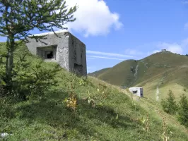 Ligne Maginot - PLAN CAVAL 2 - (Blockhaus pour arme infanterie) - Au premier plan le blockhaus de Plan Caval 2, au second plan celui de Plan Caval 1.
A l'arrière plan la redoute des Trois Communes