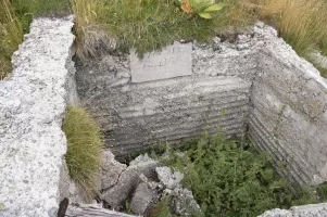 Ligne Maginot - POINTE DES TROIS COMMUNES  (PTC) - (Blockhaus pour arme infanterie) - La cuve ou abri de munitions. Il y en a deux. L'une a encore sa toiture en tôle ondulée, ce qui penche pour un abri.
