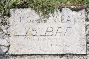 Ligne Maginot - POINTE DES TROIS COMMUNES  (PTC) - (Blockhaus pour arme infanterie) - Plaque apposée par le 1° Groupe (est-ce le groupe Tschann?) de la S.E.S. du 75° BAF (celle qui aura 14 jours plus tard le premier tué du front, l'alpin Rigot) dans la paroi d'une cuve ou cache de munitions à 220m au sud-est de la Redoute, portant la devise: 'Fiers et tenaces'.