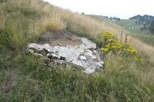 Ligne Maginot - POINTE DES TROIS COMMUNES  (PTC) - (Blockhaus pour arme infanterie) - Le second abri.
Par dessus la tôle ondulée de son couvercle, on voit qu'on avait posé une couche de ciment. Ces cuves sont à environ 8m au-dessus de la route goudronnée, vraiment à contre-pente de la ligne de front
