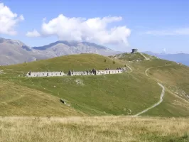 Ligne Maginot - TETE DE L'AUTHION - (Casernement) - Avec le blockhaus de la redoute des Trois Communes en arrière plan