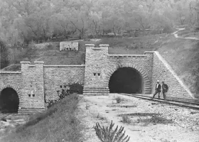 Ligne Maginot - CARANCA - GIGNE - (Blockhaus pour arme infanterie) - Les tunnels en 1927, entrée nord coté Breil
On distingue clairement les caponnières de défense des entrées et le blockhaus en partie supérieure entre les deux tunnels