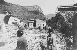 Ligne Maginot - 121 - VIADUC DE LA BASSERA - (DMP - Dispositif de Mine Permanent) - Le Cne Lindemann commandant l'ouvrage de Saint Roch venu constater les dégâts après la mise à feu du dispositif