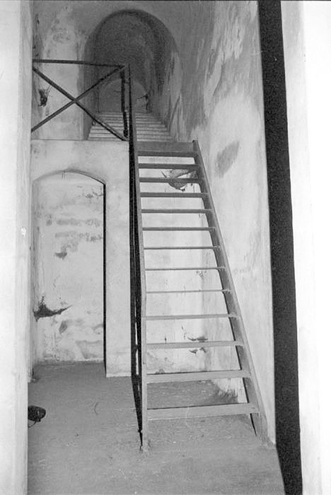 Ligne Maginot - BERGHE SUD (TUNNEL DE) - (Blockhaus pour arme infanterie) - L'escalier métallique donnant accès au petit bloc extérieur sur le côté du tunnel passant au dessus de la voute de ce dernier. A gauche de l'escalier, les WC.