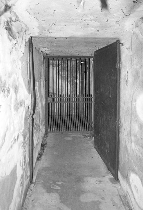 Ligne Maginot - BERGHE SUD (TUNNEL DE) - (Blockhaus pour arme infanterie) - L'entrée du petit bloc défendu par une porte et une grille.