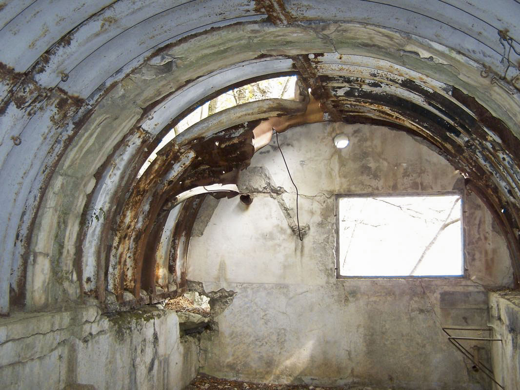 Ligne Maginot - COL D'AGNON - (Casernement) - Entrée et sortie d'un obus à la libération