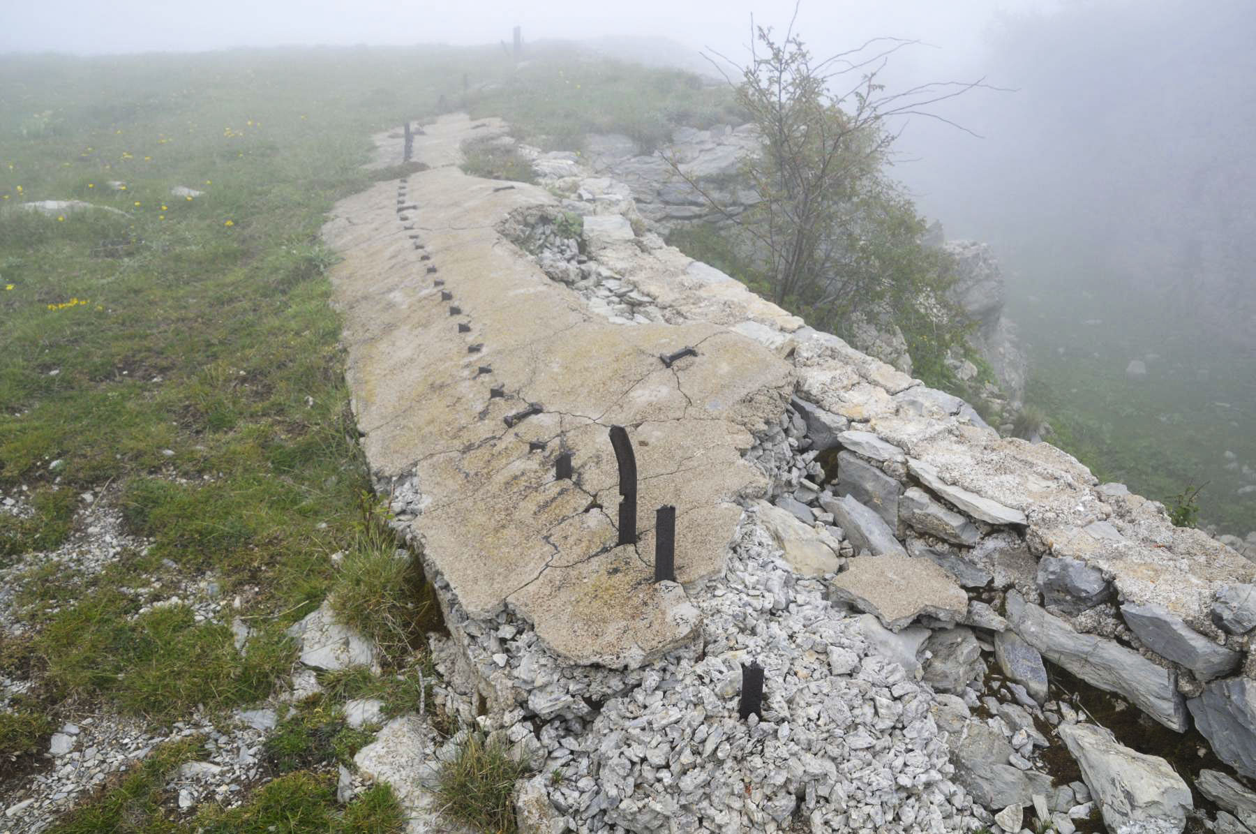 Ligne Maginot - LA FORCA (LF) - (Ouvrage d'infanterie) - Ce qui reste de la grille défensive (sciée à raz !) qui ceinturait tout le fort, et qui renforçait le mur de contrescarpe