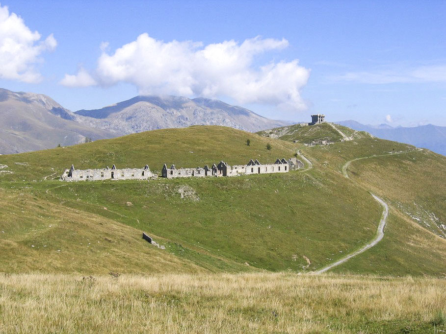Ligne Maginot - TETE DE L'AUTHION - (Casernement) - Avec le blockhaus de la redoute des Trois Communes en arrière plan