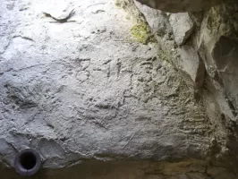 Ligne Maginot - BARBONNET NORD 2 - (Blockhaus pour arme infanterie) - Cartouche gravé dans le créneau indiquant la date du 08 11 1939. Le trou est prévu pour mettre le pivot d'un FM