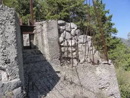 Ligne Maginot - BARBONNET SUD EST - (Blockhaus pour arme infanterie) - Vue sur le type de construction : blocs cimentés et ferraillage utilisé (en partie des 'queues de cochons')