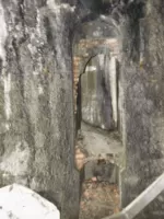 Ligne Maginot - BRAUS NORD (TUNNEL DE ) - (Blockhaus pour arme infanterie) - Entrée du blockhaus de gauche en rentrant. A sa droite, les latrines (partie supérieure) et la 'réception' (partie basse).