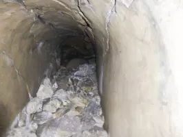 Ligne Maginot - BRAUS NORD (TUNNEL DE ) - (Blockhaus pour arme infanterie) - Entrée du blockhaus de gauche en rentrant. La galerie est obstruée suite à des mouvements de terrain.
