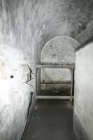 Ligne Maginot - BRAUS SUD (TUNNEL DE ) - (Blockhaus pour arme infanterie) - Le dortoir du blockhaus de gauche
Le boitier répartiteur téléphonique est visible sur  le mur de gauche avec le câble d'arrivée du réseau provenant du tunnel.