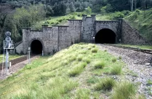 Ligne Maginot - Tunnel de Gigne et Caranca - Les entrées actuelles des tunnels de Gigne (en dessous) et Carença (au dessus à droite)
Noter la disparition des dispositifs de défense