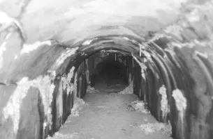 Ligne Maginot - CARANCA NORD (TUNNEL DE) - (Blockhaus pour arme infanterie) - Obstruction par la boue de la galerie d'accès au blockhaus frontal.
