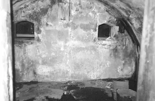 Ligne Maginot - CARANCA NORD (TUNNEL DE) - (Blockhaus pour arme infanterie) - Etage inférieur - latrines
Créneaux de défense intérieurs donnant sur le tunnel de Gigne
Ces créneaux sont aujourd'hui obturés et débouchent sur un parement bétonné