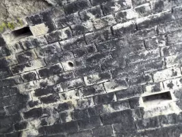 Ligne Maginot - CARANCA SUD (TUNNEL DE) - (Blockhaus pour arme infanterie) - Chambre de tir supérieure
Rare! Galerie de grenadage sur la voute (vue extérieure)