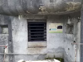Ligne Maginot - COL DE BROUIS (CDB) - E01 - (Ouvrage d'infanterie) - Le bloc 1
L'entrée est maintenant condamnée. L'ouvrage sert d'abri pour l'étude des chiroptères.
Les tuyaux servent d'entrée et de sortie aux animaux.