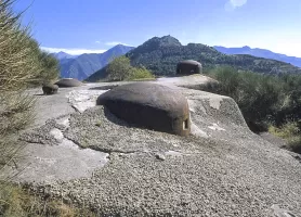 Ligne Maginot - COL DE BROUIS (CDB) - E01 - (Ouvrage d'infanterie) - Dessus du bloc 3.
Au premier plan, la cloche JM. A droite, cloche GFM, à gauche cloche LG. Derrière, Cime du Bos