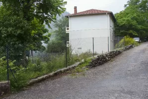 Ligne Maginot - COL SAINT JEAN - (Casernement) - Maison dite du Capitaine :
Maison occupée par le Capitaine Imbault en fin 1939 jusque juillet 1940.
Les tombes provisoires de Fernand BOUTIGNY et Joseph LLORET devaient se trouver entre le chemin et le bâtiment aux environs où se trouve actuellement la voiture sur la photo.
Voir plus amples informations dans le témoignage de René SIMON pages 24 et 25.