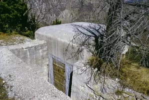 Ligne Maginot - CROIX DE COUGOULE (CC) - (Ouvrage d'infanterie) - L'observatoire rajouté après guerre
L'accés par l'arrière 