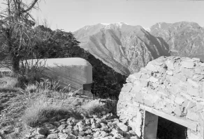 Ligne Maginot - CROIX DE COUGOULE (CC) - (Ouvrage d'infanterie) - En premier plan, les vestiges d'un abri en tôle métro semble-t-il.