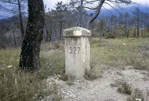 Ligne Maginot - CROIX DE COUGOULE (CC) - (Ouvrage d'infanterie) - L'une des bornes marquant la frontière de 1940 entre la France et l'Italie.
On en trouve plusieurs le long de la piste allant du col de Brouis au village de Pienne Haute.