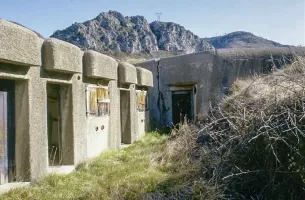 Ligne Maginot - GOLF DE SOSPEL (GS) - (Casemate d'infanterie - Simple) - L'arriére de la casemate, l'entrée et un petit casernement
