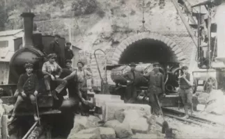 Ligne Maginot - GRAZIAN SUD  (TUNNEL DE ) - (Blockhaus pour arme infanterie) - Photo prise entre 1920 et 1923  lors de la construction du tunnel.
Machine à vapeur et machine à air comprimé