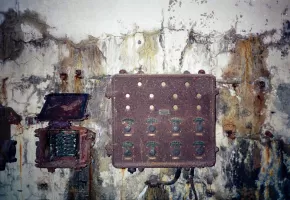 Ligne Maginot - GRAZIAN SUD  (TUNNEL DE ) - (Blockhaus pour arme infanterie) - Une installation composée de deux boitiers de protection contre la foudre et d'un boitier à voyants dont la fonction nous est inconnue