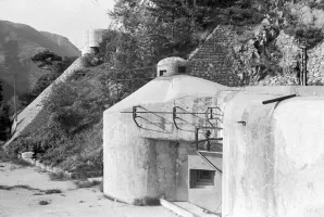 Ligne Maginot - MONTE GROSSO (MG) - E02 - (Ouvrage d'artillerie) - L'entrée de l'ouvrage avec son antenne d'origine.