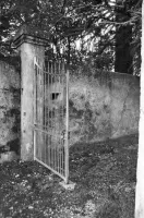 Ligne Maginot - O52 - OREGLIA (Blockhaus pour arme infanterie) - Le second créneau, derrière le portail d'entrée de la propriété voisine