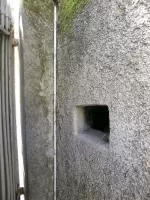 Ligne Maginot - O52 - OREGLIA (Blockhaus pour arme infanterie) - Le second créneau, derrière le portail d'entrée de la propriété voisine