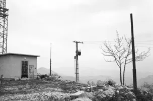 Ligne Maginot - PETIT VENTABREN (Observatoire d'infanterie) - Le pylône au fond de la photo, avec les barres transversales permettant à l'observateur de monter, serait le pylône observatoire d'origine