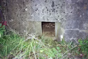 Ligne Maginot - AVELLAN NORD 3 - (Blockhaus pour arme infanterie) - Noter que le créneau est au ras du sol du blockhaus, qui semble inclure un montage métallique en V pour supporter l'arme.