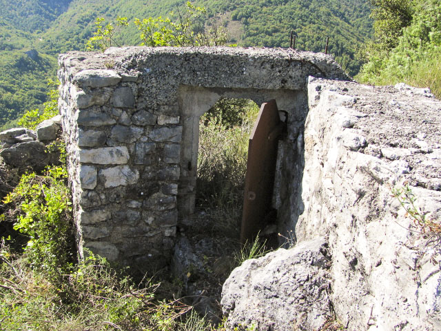 Ligne Maginot - BARBONNET SUD EST - (Blockhaus pour arme infanterie) - L'entrée du blockhaus avec une porte de guérite blindée 'type Séré de Rivières'