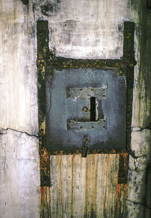 Ligne Maginot - BRAUS NORD (TUNNEL DE ) - (Blockhaus pour arme infanterie) - Créneaux vus de l'intérieur. Détail du volet