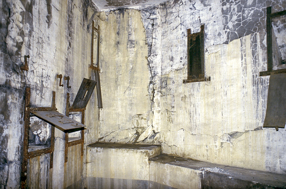 Ligne Maginot - BRAUS NORD (TUNNEL DE ) - (Blockhaus pour arme infanterie) - Créneaux vus de l'intérieur. Les créneaux en partie haute sont destinés à lancer des grenades