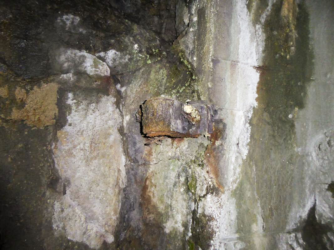 Ligne Maginot - BRAUS NORD (TUNNEL DE ) - (Blockhaus pour arme infanterie) - Gond de la porte