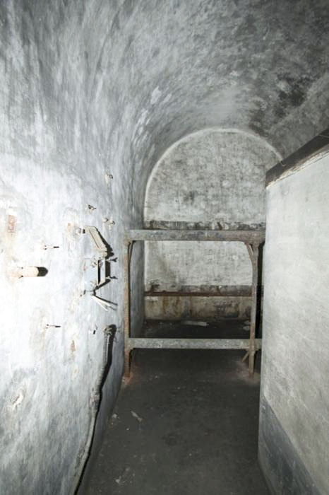Ligne Maginot - BRAUS SUD (TUNNEL DE ) - (Blockhaus pour arme infanterie) - Le dortoir du blockhaus de gauche
Le boitier répartiteur téléphonique est visible sur  le mur de gauche avec le câble d'arrivée du réseau provenant du tunnel.