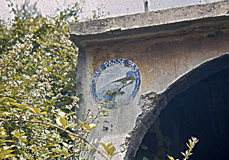 Ligne Maginot - COL DE BROUIS - (Casernement) - La peinture murale sur le petit bâtiment 'conciergerie' peu avant d'arriver au bloc d'entrée.